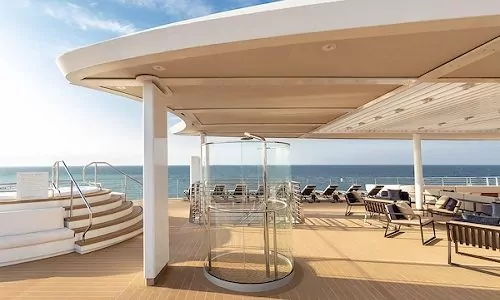 Upper Deck mit Pool