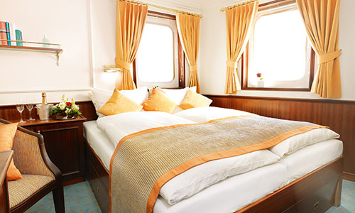 Kabine Kategorie 1 mit Dopplebett und 2 Fenstern auf dem Segelschiff Sea Cloud