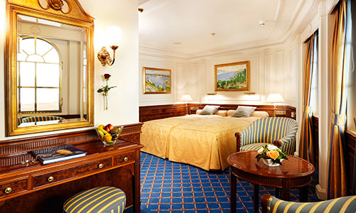 Wohn- und Schlafbereich in der De-Luxe Außensuite Kategorie C auf dem Segelschiff Sea Cloud II