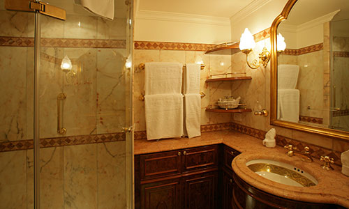 Badezimmer Deluxe Außensuite auf dem Segelschiff Sea Cloud II