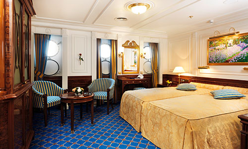 Blick in Kabine mit Schlaf- und Wohnbereich Kategorie D auf dem Segelschiff Sea Cloud II