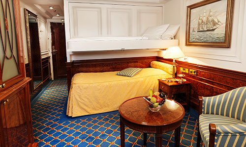 Blick in die Außenkabine mit Ober-und Unterbett auf dem Segelschiff Sea Cloud II