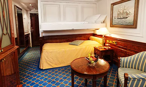 Blick in die Außenkabine mit Ober-und Unterbett auf dem Segelschiff Sea Cloud II