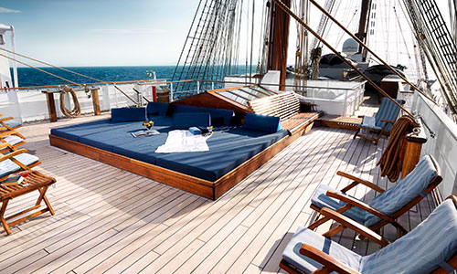 Liegen auf dem Segelschiff Sea Cloud II