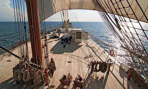 Deck und Segel auf dem Segelschiff Sea Cloud II