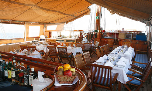 Tische auf dem Lido Deck V