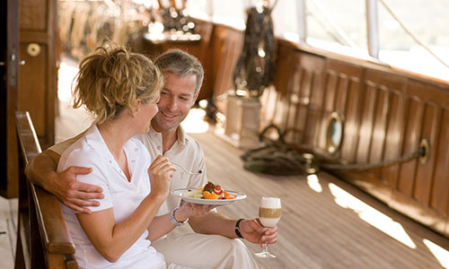 Gäste auf Deck auf dem Segelschiff Sea Cloud