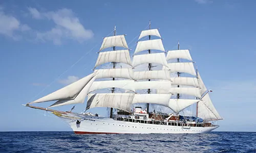 Sea Cloud mit vollen SEgeln auf dem Meer