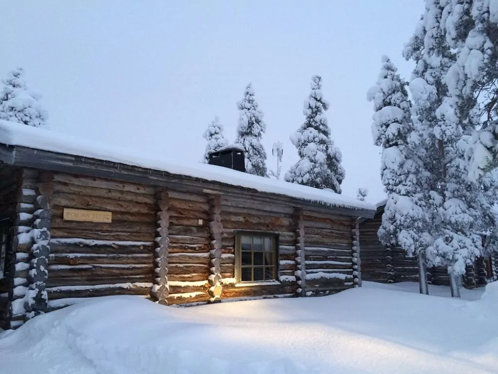 Blockhaus im Schnee in Finnland