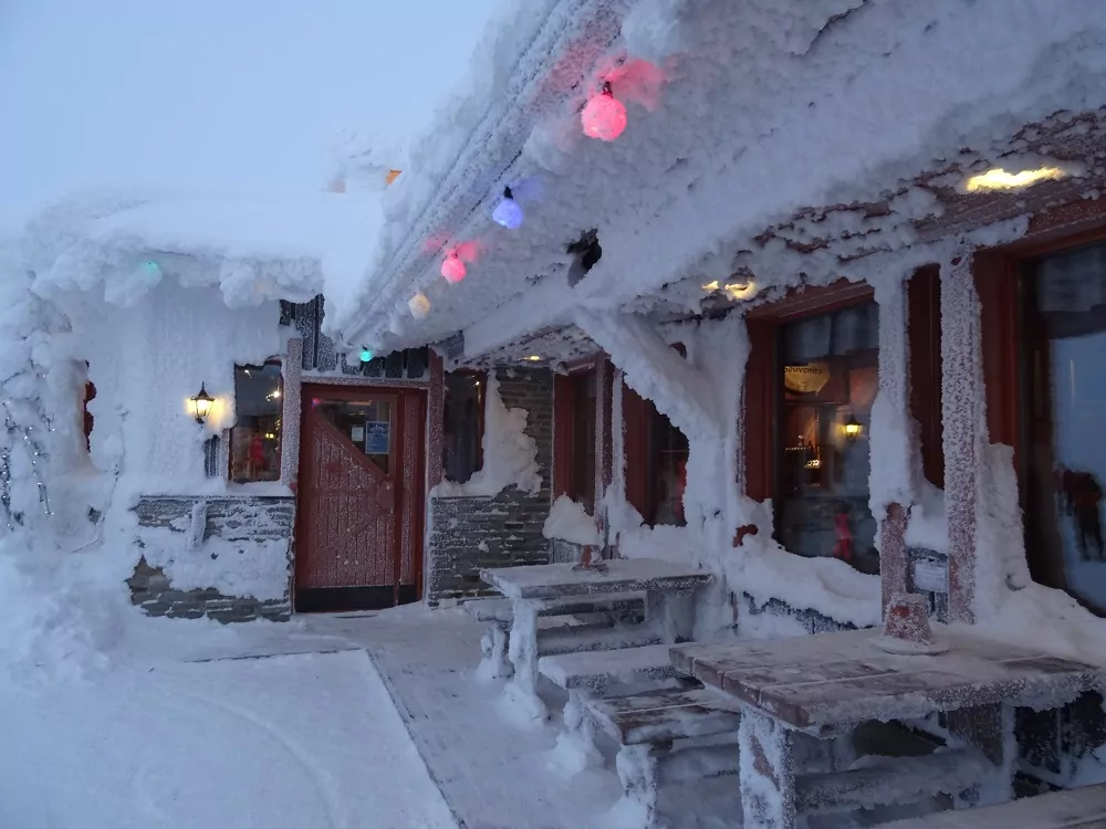 Eisschicht auf Bergrestaurant in Finnland