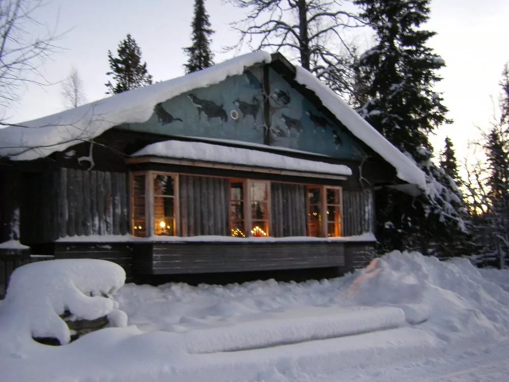 Blockhaus im Winter in Finnland