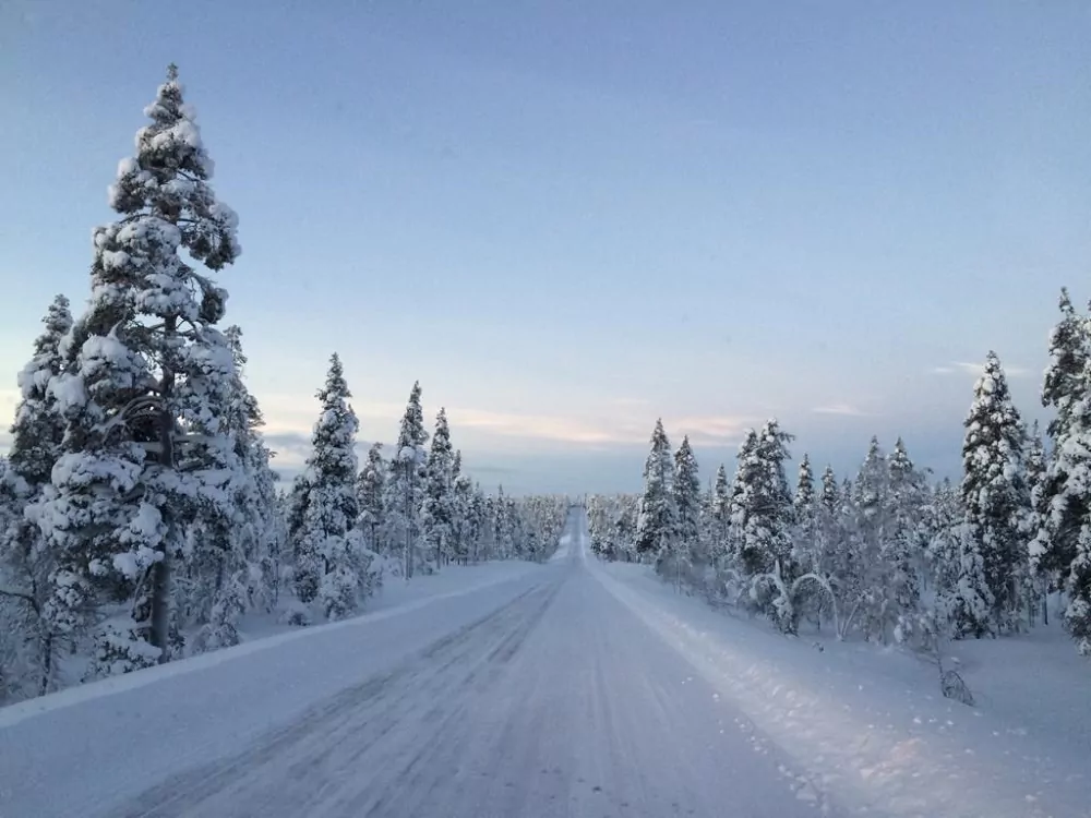 schneebedeckte Strasse in Finnland