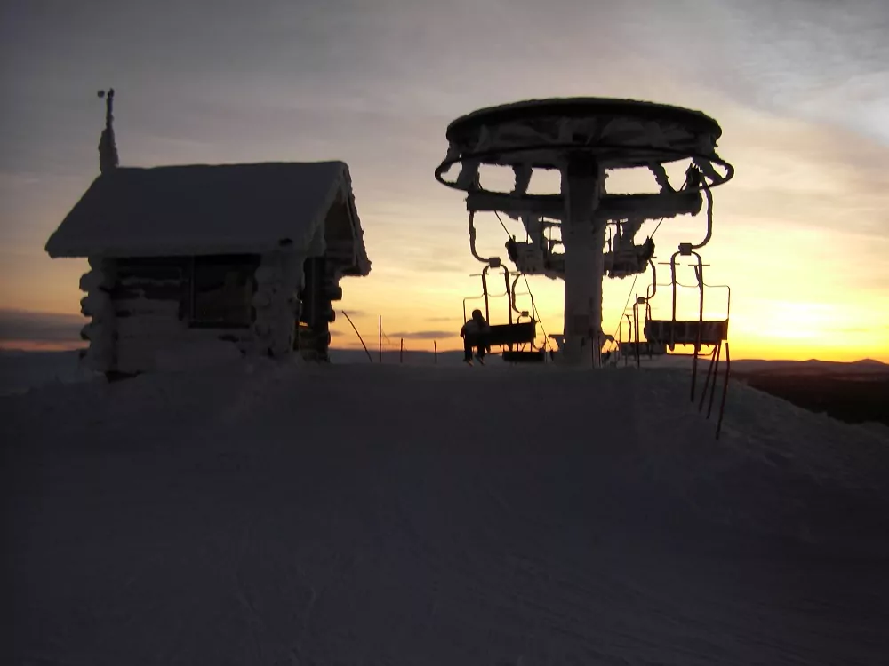 Skilift im Abendlicht in Finnland