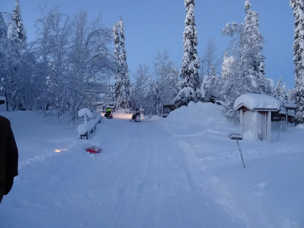 Schneemobil unterwegs in Finnöand