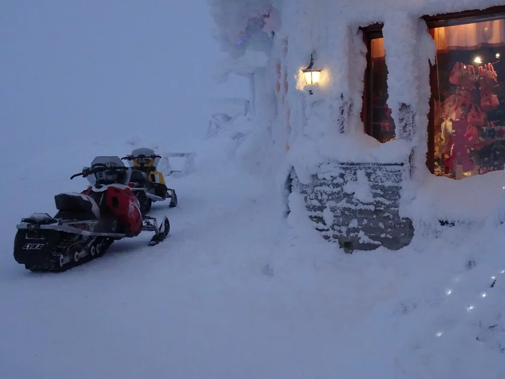 Snowmobil vor Restaurant