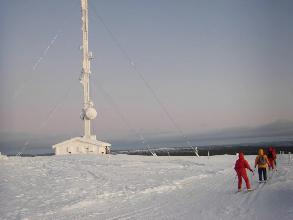 Skiläufer am Berg in Finnland