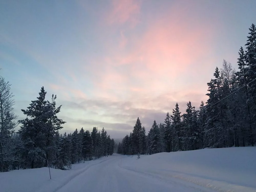 Strasse und stimmungsvoller Himmel