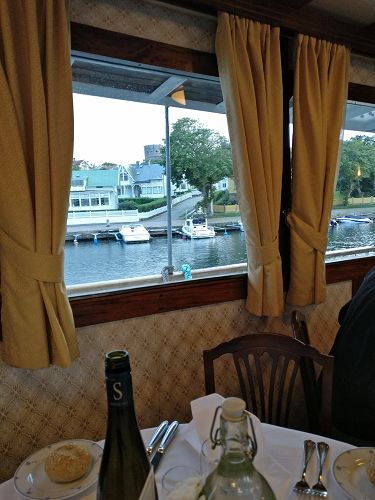 Göta Kanal Tisch im Speisesaal und _Blick aus dem Fenster